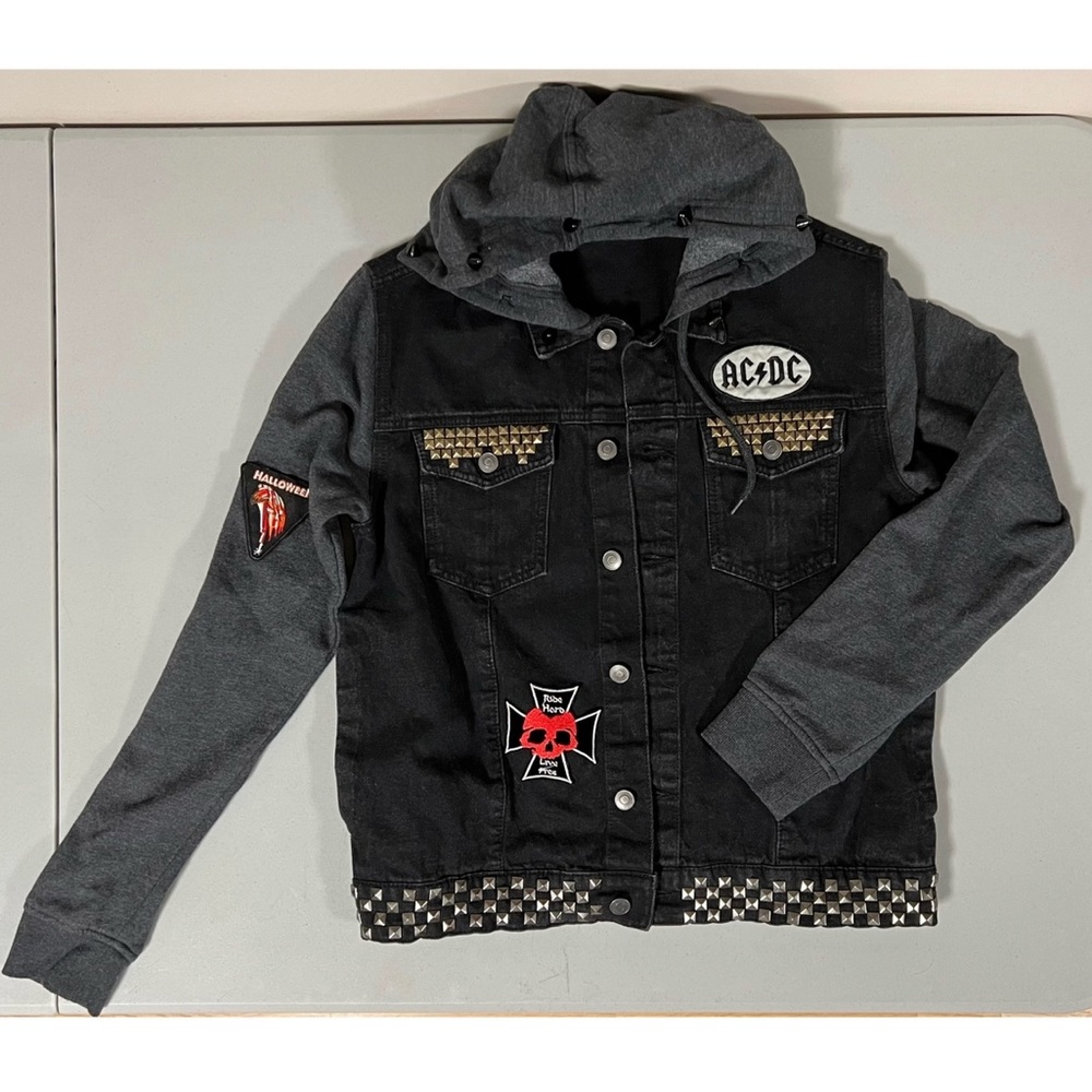 AC/DC ‘Back in Black: 1980’ Studded Spiked Patches Denim Jean Jacket Size S ⚡️